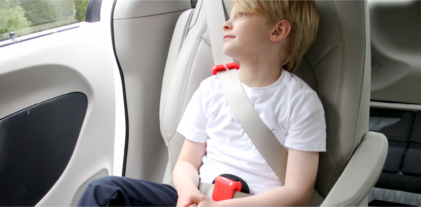 シートベルトにClypX（クリプクス）ComfiGo（コンフィゴー）を装着した男の子