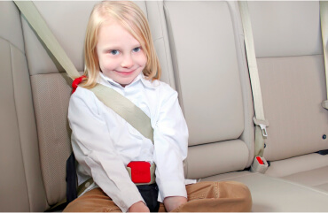 シートベルトにClypX（クリプクス）ComfiGo（コンフィゴー）を装着した女の子